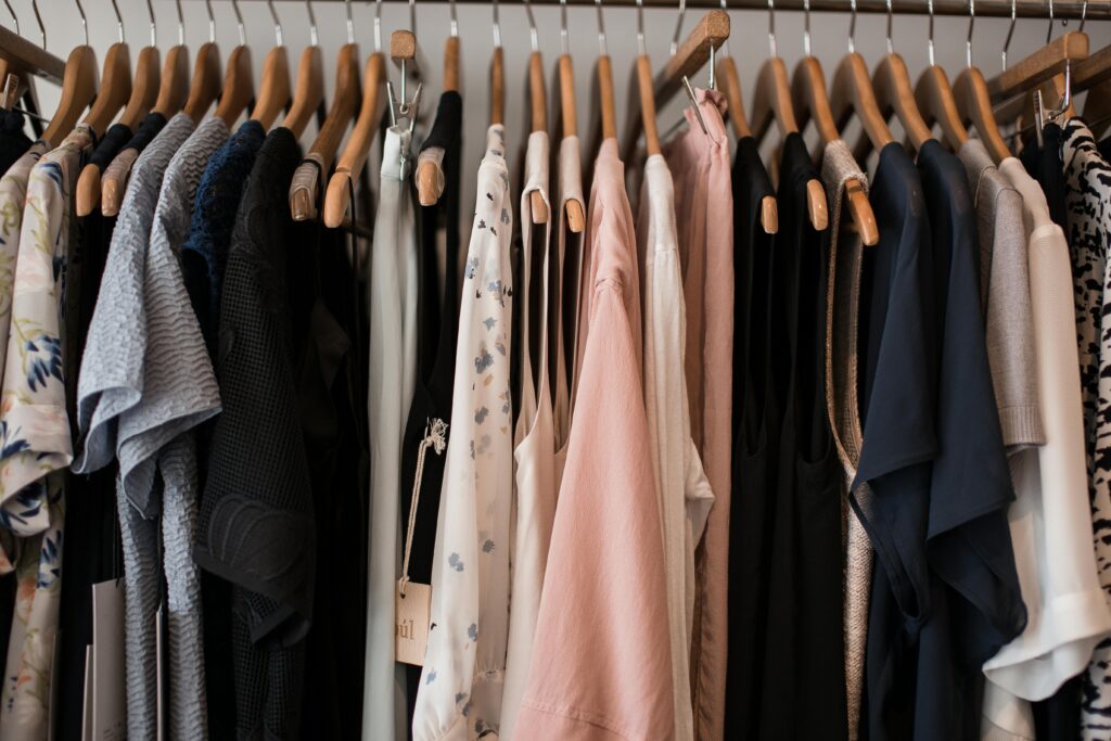 Wat is de beste manier om kleding te ontkreuken zonder strijkijzer?