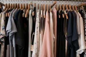 Wat is de beste manier om kleding te ontkreuken zonder strijkijzer?