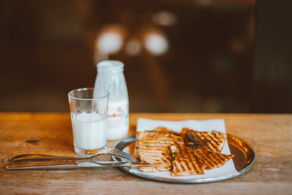 Hoe lang kun je ongeopend melk bewaren buiten de koelkast